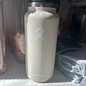 Hydro Flask Cream White Insulated Water Bottle